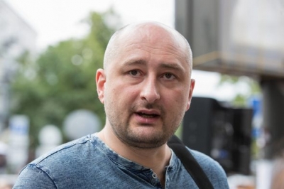 Mediat: Gazetari rus Babchenko është gjallë, vrasje e inskenuar