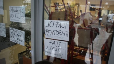 Përplasje mes studentëve te Fakulteti i Drejtësisë, një vajzë çohet me ambulancë në Urgjencë