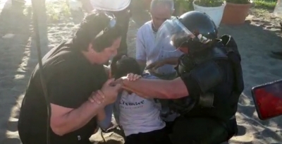 (Video)/IKMT aksion në Velipojë, pronarët përplasje me policinë, ka të lënduar. Një grua humb ndjenjat. Hidhet gaz lotsjellës