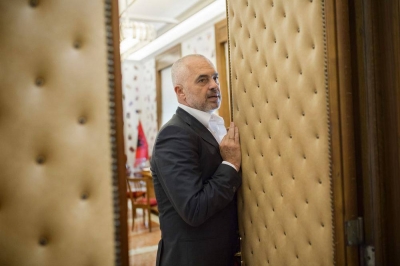 Rama në ditën që bën dhelprën e “ngordhur”