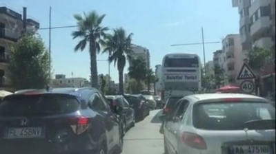 VIDEO/ Pushuesit sulen drejt Durrësit, radhë kilometrike makinash