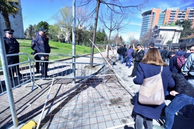 Gardh metalik e tel me gjemba te Kryeministria e Kuvendi, protestuesit nisin të mbërrijnë në Tiranë