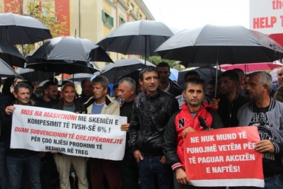 Fermerët e Myzeqesë protestë në Tiranë, prodhimet detyrohen t&#039;i hedhin në rrugë