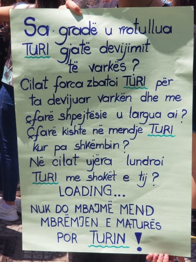 “S’do mbajmë mend mbrëmjen e maturës, por Turin”, maturantët hedhin vezë drejt godinës së MASR