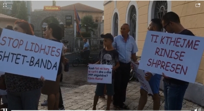 &quot;Stop lidhjes Shtet-Banda&quot;, ja si shkodranët protestojnë ndaj kriminalizimit të Bashkisë