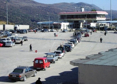 Temperaturat e larta përshpejtojnë sezonin, rradhë të gjata në Morinë