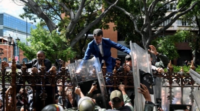 Video si në filma/ Guaido futet në parlament dhe merr drejtimin