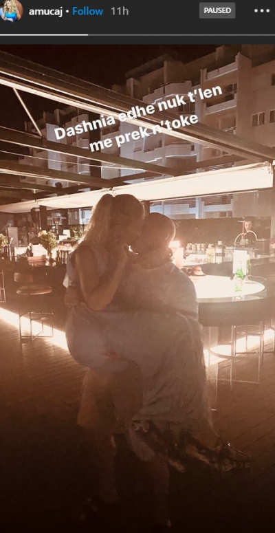 Duke e mbajtur në krahë, Anita Haradinaj publikon foton romantike me Ramush Haradinaj dhe i bën dedikimin e ëmbël: Dashuria s’të lë të biesh në tokë
