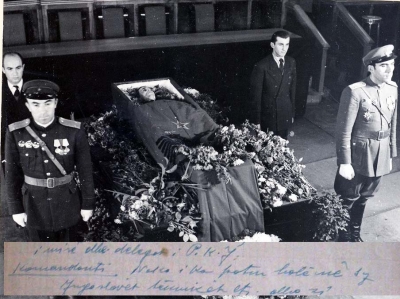 Homazhet e zhvilluara në sallën e Kuvendit Popullor pas vrasjes së Nako Spirus. Pranë kufomës janë Teki Kolaneci, Rahman Parllaku, Ramiz Alia dhe një person i paidentifikuar. Faksimlija është nga mbledhja e Byrosë Politike e datës 5.12.1947 ku E.Hoxha thotë se Nako i kishte &quot;halë në sy jugosllavët&quot;