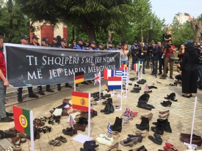 ’Ti Shqipëri s&#039;më jep nder, më jep emrin mërgimtar”, protesta e të rinjve para parlamentit