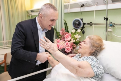 Margarita Xhepa në spital, Presidenti Meta i shfaqet surprizë me një tufë lule