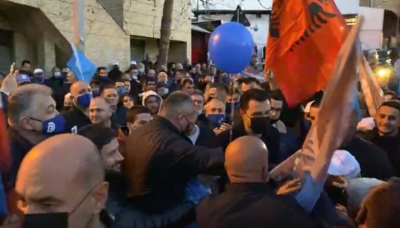 “Lulzim e ke emrin, lule bëje Shqipërinë”, Basha pritet me entuziazëm në njësinë nr.4: Votoni ndryshimin!