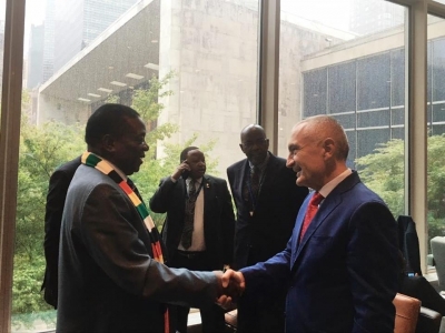 Presidenti Meta takohet me Presidentin e Zimbabves, Mnangagwa