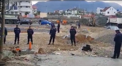 Terror shtetëror te Bregu i Lumit, policia i merr banorëve celularët, bllokohen mediat