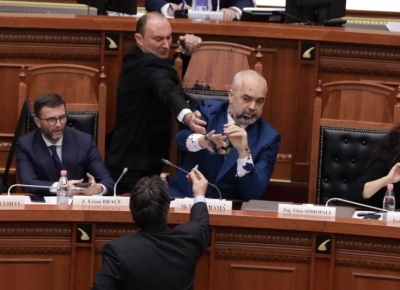 Njolla me bojë blu e opozitës dhe njolla e zezë e korrupsionit