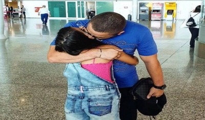 Momenti prekës/ Aeroporti ‘ndan’ fëmijët e Ardit Gjebreas. Ja ç’shkruan moderatori