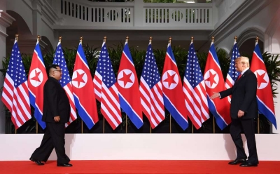 Videot/ Nga shtrëngimi i duarve te fjalët e para, takimi historik Kim-Trump