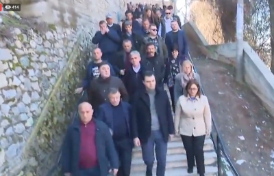 VIDEO LIVE/ Mbushen rrugët e Peshkopisë, qindra banorë presin Bashën në Dibër