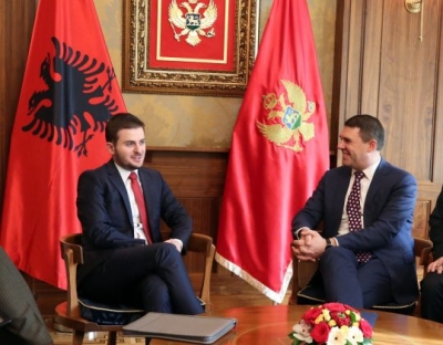 &#039;Ministri i Jashtëm&#039; i Ramës bën vizitën e parë zyrtare në një shtet, e presin si zyrtar të zakonshëm