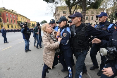 Fotogaleria/ Dhuna e paprecedentë e policisë ndaj grave dhe vajzave në protestë
