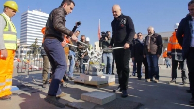(Foto) Veliajt i dalin pllakat, a do e kthejë mbrapsht çmimin për sheshin