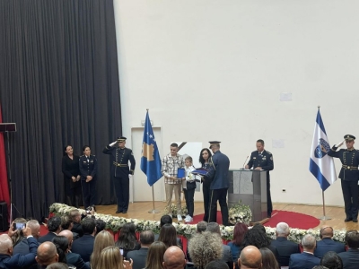 Presidentja Vjosa Osmani i akordon urdhrin &#039;Hero i Kosovës&#039;, policit Afrim Bunjaku