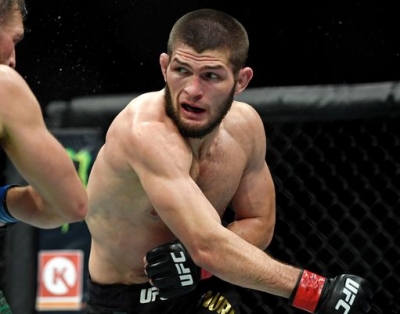 Një ditë me Khabib, i pamposhtur në ring dhe mysliman i devotshëm jashtë tij (VIDEO)