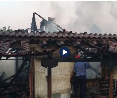 Zjarri shkrumbon një banesë në Fier – VIDEO