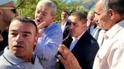 “Tradhtarë, shkelët gjakun e të rënëve. Pse u futët në Kuvend”, Dasho Aliko sqaron sherrin në ceremoni: Roshi erdhi i paftuar, grupin tjetër e futi…