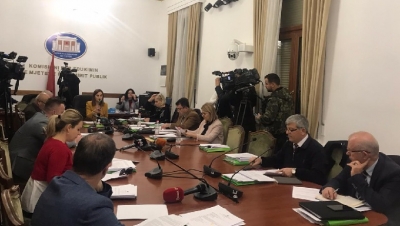 “AMA shndërrohet në organ të censurës mbi mediat”- Kryetarja e Komisionit të Medias lexon deklaratën dhe braktis mbledhjen