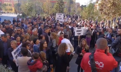 Banorët e &quot;Astirit&quot; në protestë, tentojnë të hyjnë me forcë në bashki