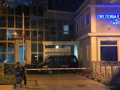 Foto ekskluzive/ Çfarë po ndodh para Policisë së Tiranës pas arrestimit të ish-deputetëve