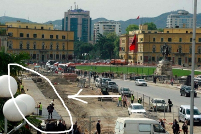 Në foto, depozitat e ujit në kohën e ndërtimit, të destinuara tashmë të shkatërrojnë librat në Bibliotekën Kombëtare