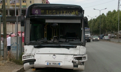 Autobusi i Kamzës del nga rruga, merr para babë e bir