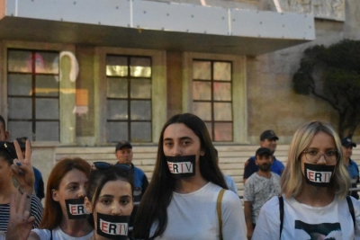 Dhunimi i lirisë së shprehjes, të rinjtë mbyllin gojën me ERTV-në e Ramës