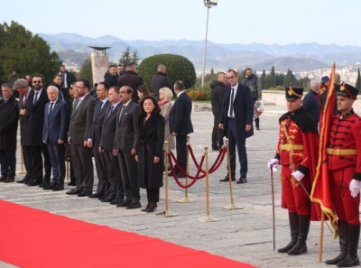 Homazhet/ Ambasadorja Yuri Kim në një anë, komunistët në anën tjetër