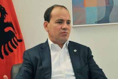 Nishani reagon për arrestimet: Policë apo gangsterë? Ja apeli për ambasadorët …