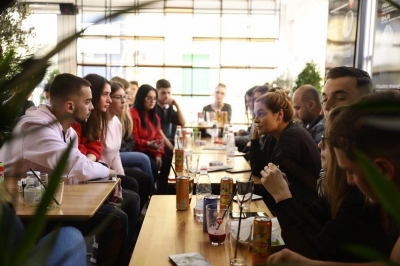 Kryemadhi takon të rinjtë, u premton se LSI do mbështesë endrrat e tyre