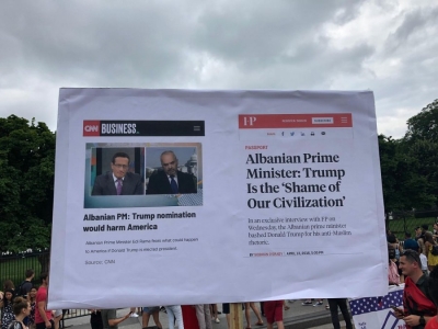 Protesta anti-Soros në Washington, shqiptarët i tregojnë Trumpit fyerjet e Ramës