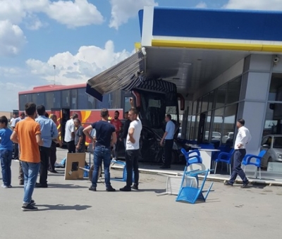Prishtinë/ Autobusi përplaset me pikën e karburantit. 2 vdesin, 2 plagosen