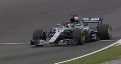 Mercedes ‘djeg’ Ferrarin në provat e Spanjës