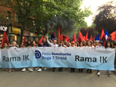 Qytetarë nga njësia 7 marshojnë në këmbë drejt sheshit “Skënderbej”