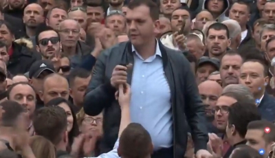 Flet djali i Azem Hajdarit, protestuesit në një zë: “Azem ti je gjallë”