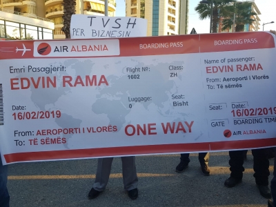 Nga aeroporti i Vlorës, protestuesit i presin biletën Ramës me “Air Albania” për “në të s*mës”