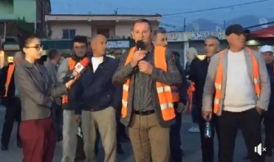Qytetari mesazh për nënën e Veliajt: Thuaj të mos na bjer në qafë sepse nuk falim