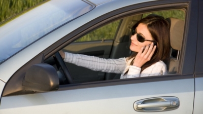 Trefishohet gjoba për shoferët që flasin me telefon në timon