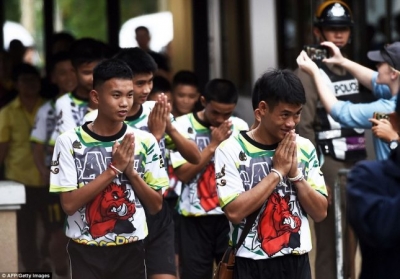“Uji ishte i pastër, por...” djemtë që u bllokuan në shpellën e Tajlandës flasin pas shpëtimit