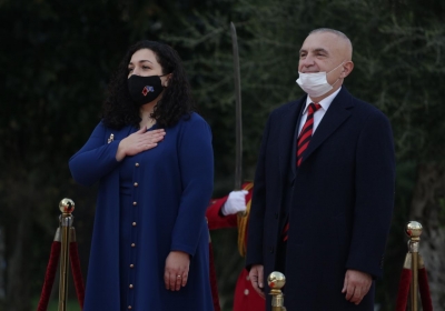 Presidenti Meta konferencë të përbashkët me Vjosa Osmanin: Jemi të bindur në legjitimitetin e Kosovës. Sa më parë të jetë pjesë e BE-së, i shërben…