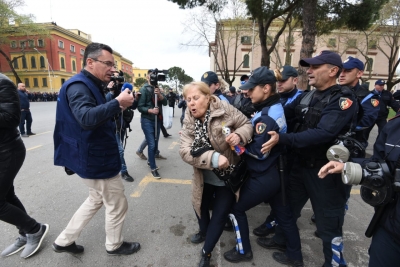 VIDEO/ Përplasjet, policia ushtron dhunë ndaj protestuesve