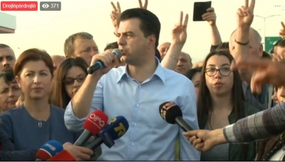 Shqiptarët bllokojnë akset në 5 qarqe, Basha flet nga Miloti: Sot nisi akti i mosbindjes civile